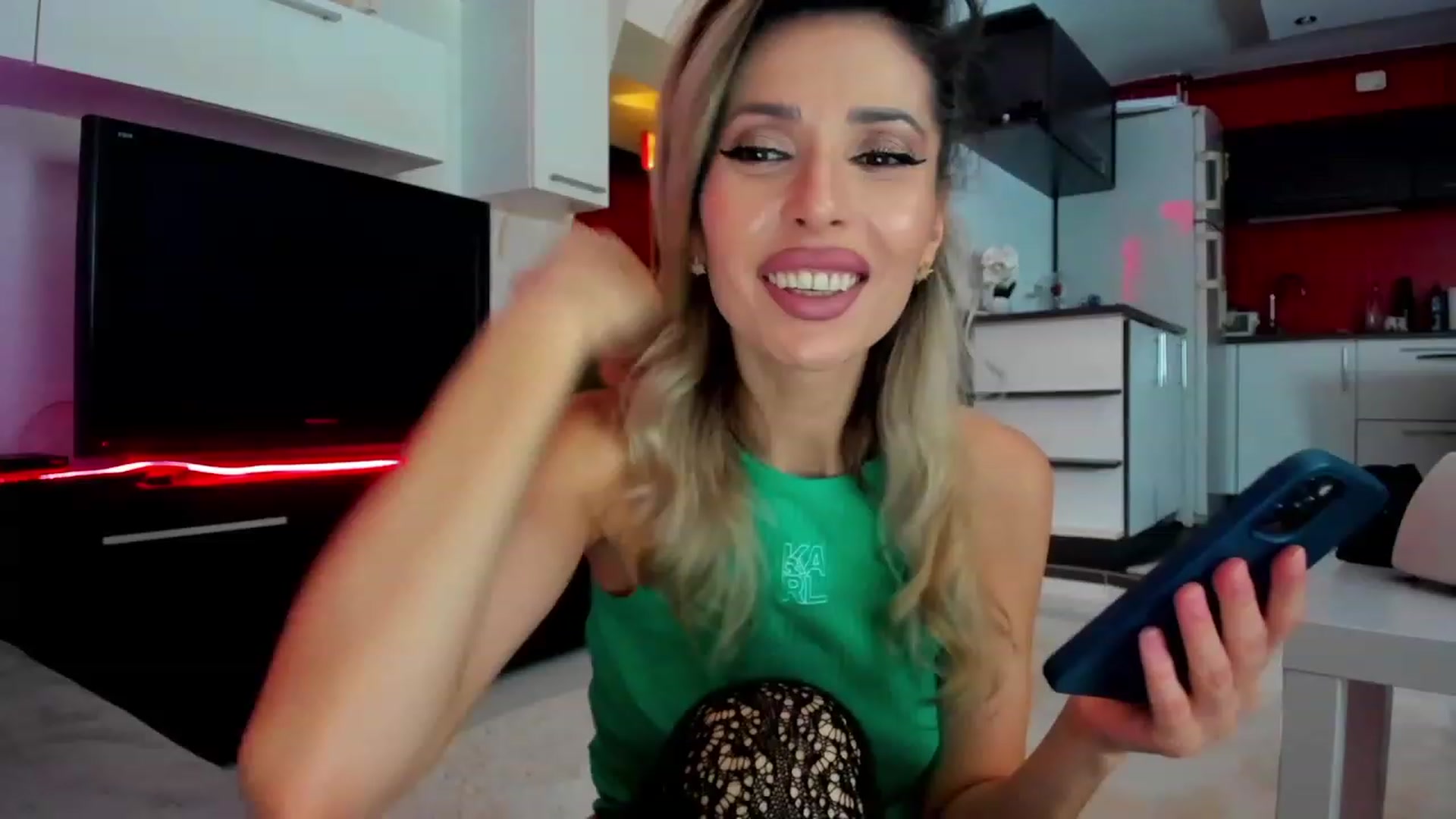 Gallery image thumbnail from SmileyTinaa's myfreecams stream on, 02/29/2024, 22:18 image 14 of 20