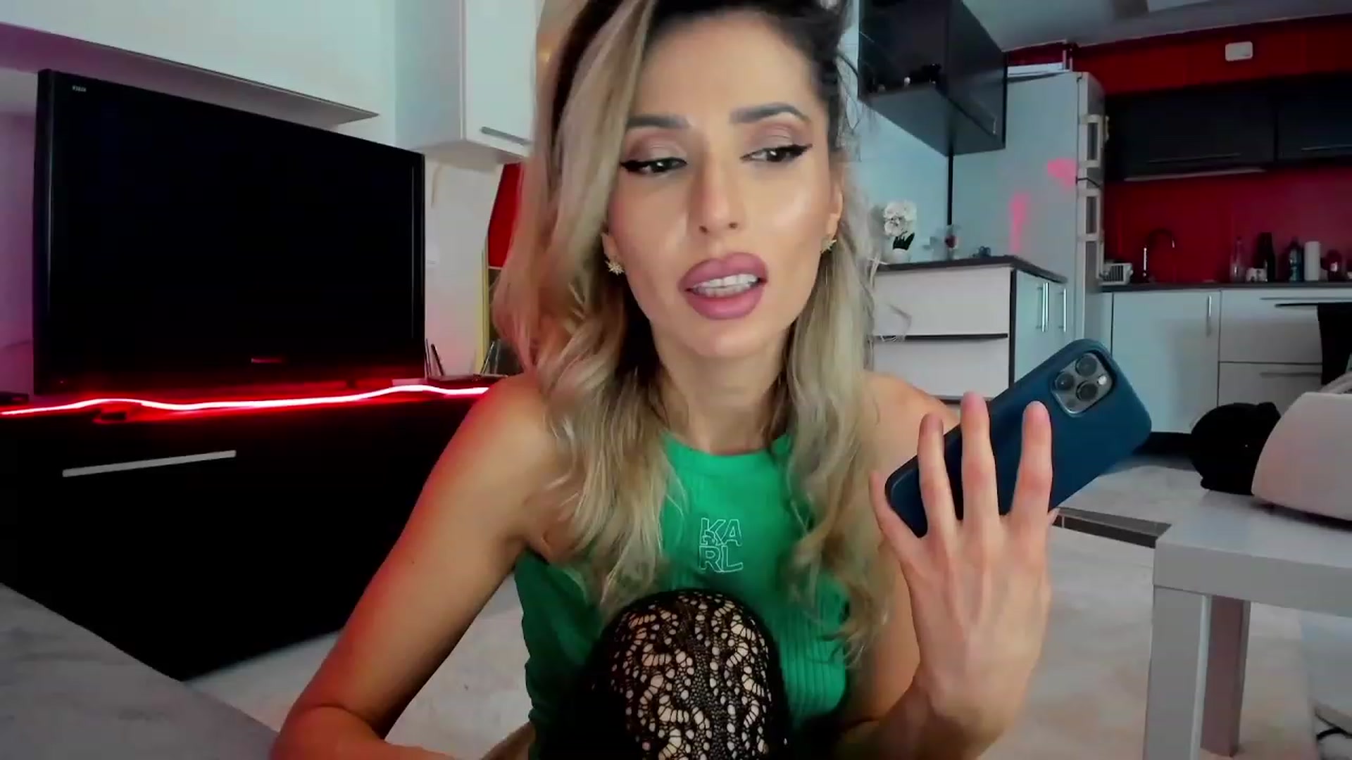 Gallery image thumbnail from SmileyTinaa's myfreecams stream on, 02/29/2024, 22:18 image 15 of 20