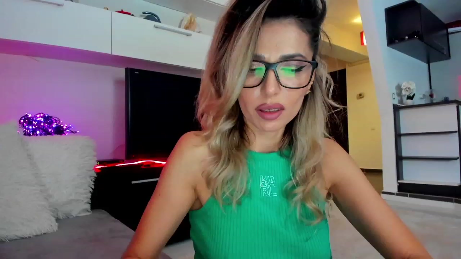Gallery image thumbnail from SmileyTinaa's myfreecams stream on, 02/29/2024, 22:18 image 8 of 20