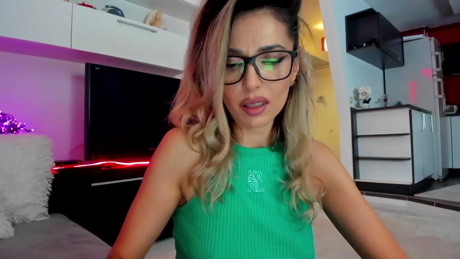 Gallery image thumbnail from SmileyTinaa's myfreecams stream on, 02/29/2024, 22:18 image 10 of 20