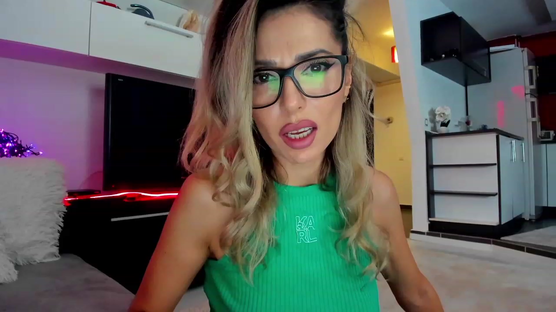 Gallery image thumbnail from SmileyTinaa's myfreecams stream on, 02/29/2024, 22:18 image 11 of 20