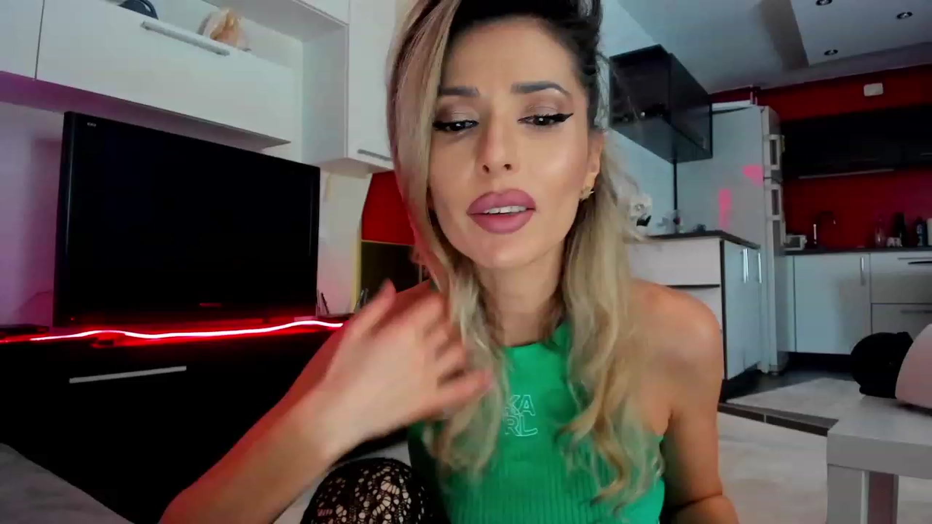 Gallery image thumbnail from SmileyTinaa's myfreecams stream on, 02/29/2024, 22:18 image 12 of 20