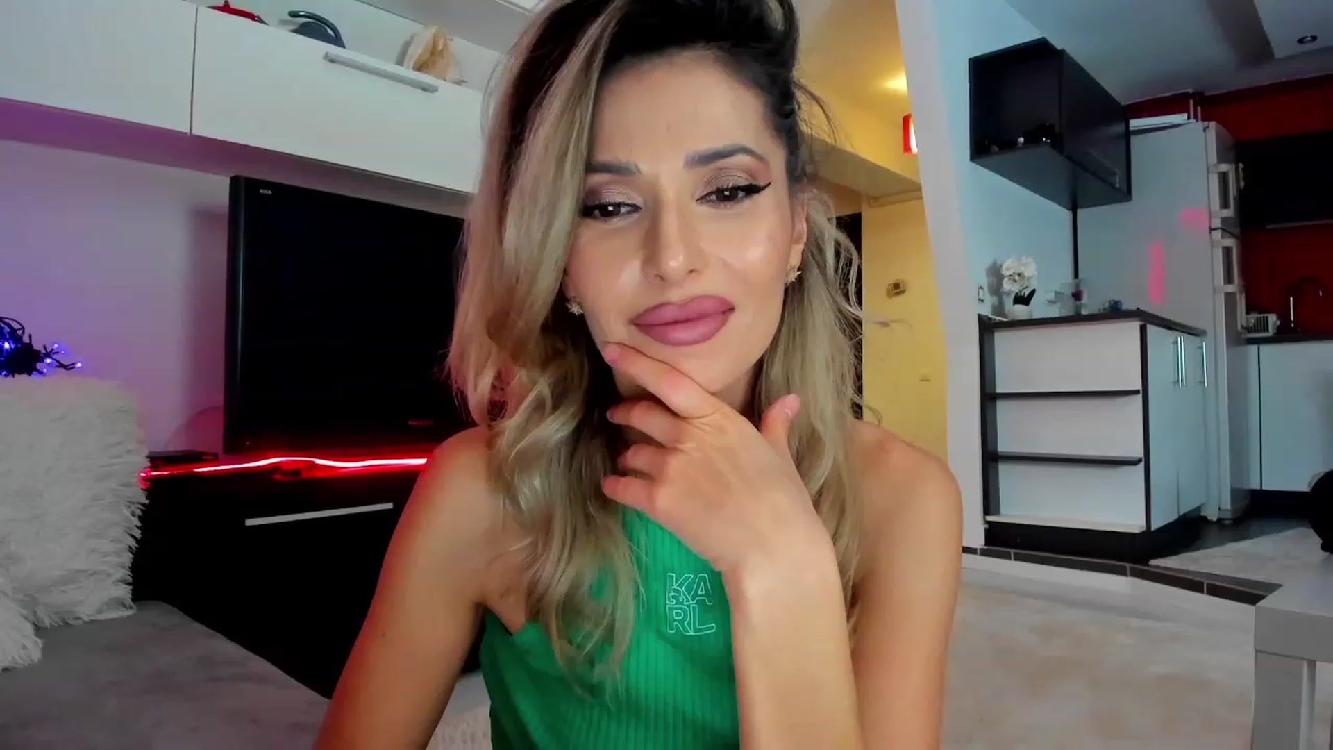 Gallery image thumbnail from SmileyTinaa's myfreecams stream on, 02/29/2024, 22:18 image 7 of 20
