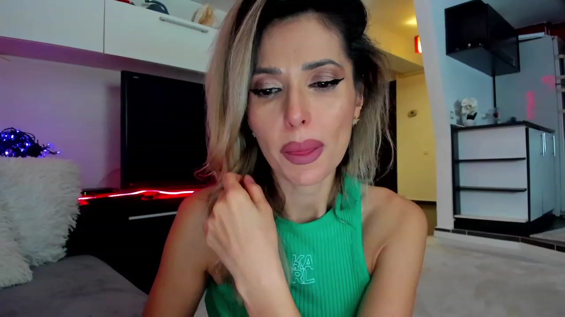 Gallery image thumbnail from SmileyTinaa's myfreecams stream on, 03/01/2024, 04:13 image 8 of 20