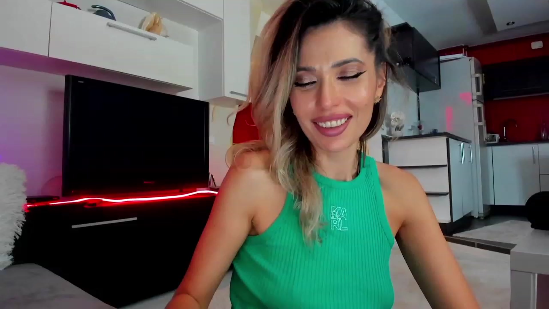 Gallery image thumbnail from SmileyTinaa's myfreecams stream on, 03/01/2024, 04:13 image 2 of 20