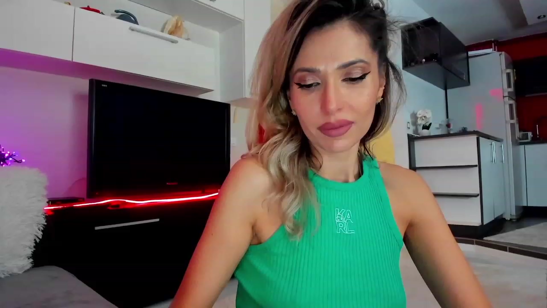 Gallery image thumbnail from SmileyTinaa's myfreecams stream on, 03/01/2024, 04:13 image 7 of 20