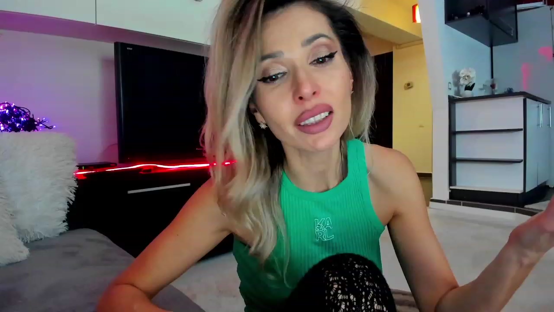 Gallery image thumbnail from SmileyTinaa's myfreecams stream on, 03/01/2024, 04:13 image 17 of 20