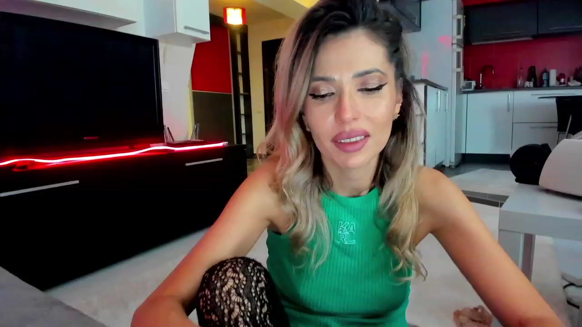 Gallery image thumbnail from SmileyTinaa's myfreecams stream on, 03/01/2024, 04:13 image 5 of 20