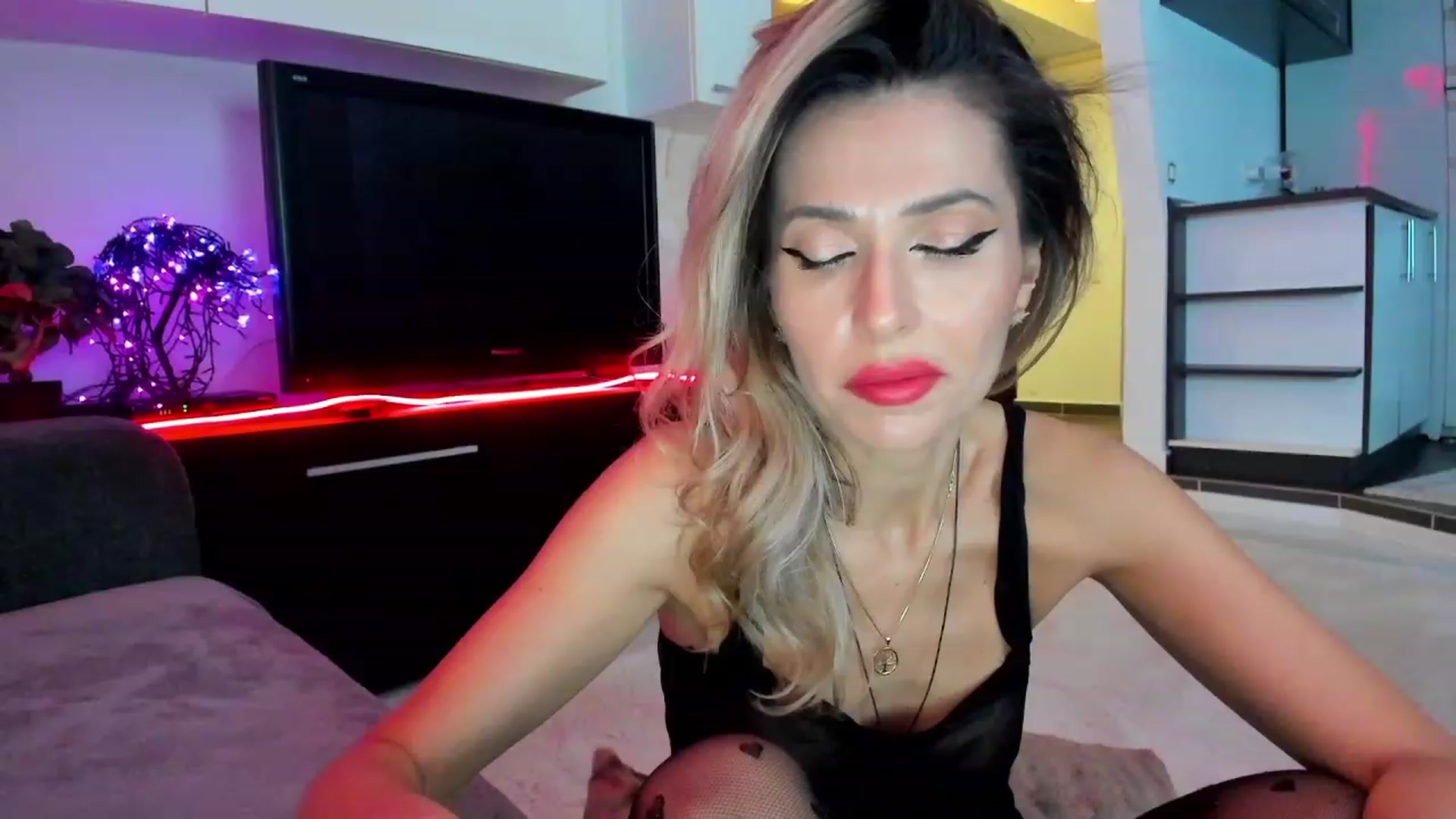 Gallery image thumbnail from SmileyTinaa's myfreecams stream on, 03/01/2024, 22:43 image 14 of 20