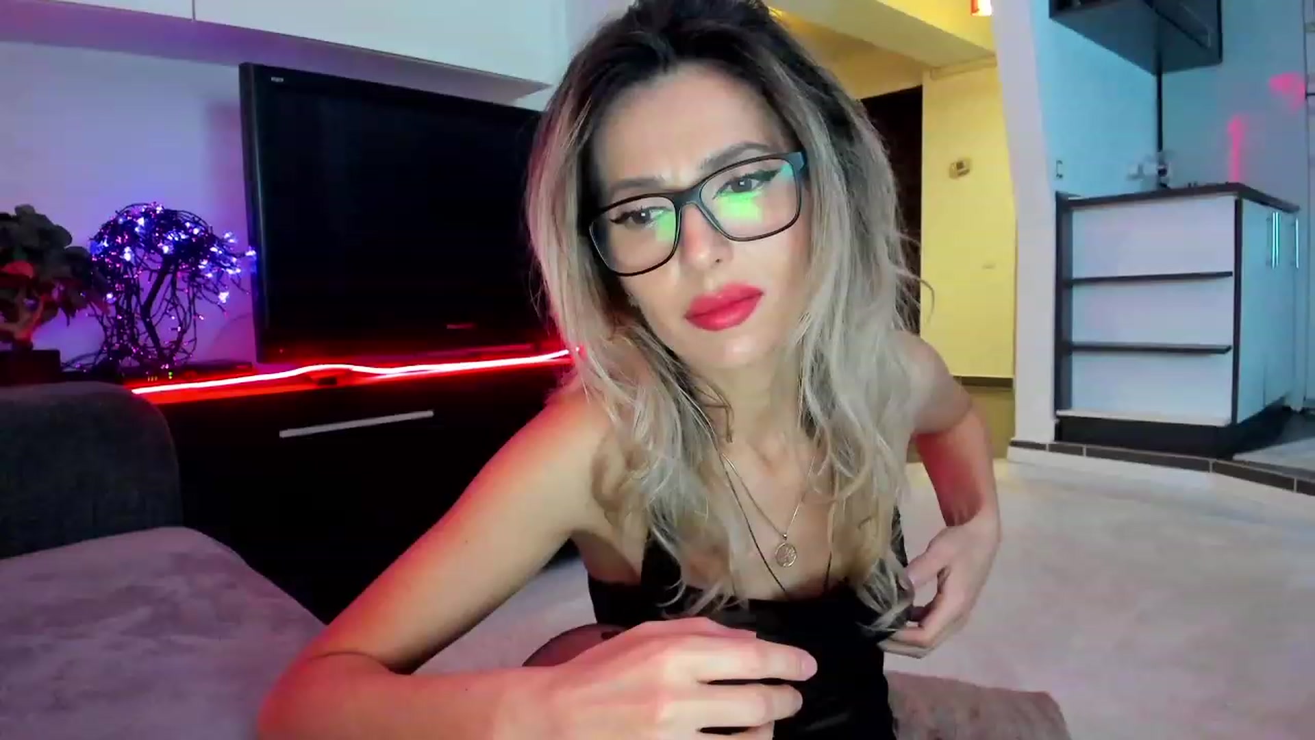 Gallery image thumbnail from SmileyTinaa's myfreecams stream on, 03/01/2024, 22:43 image 4 of 20