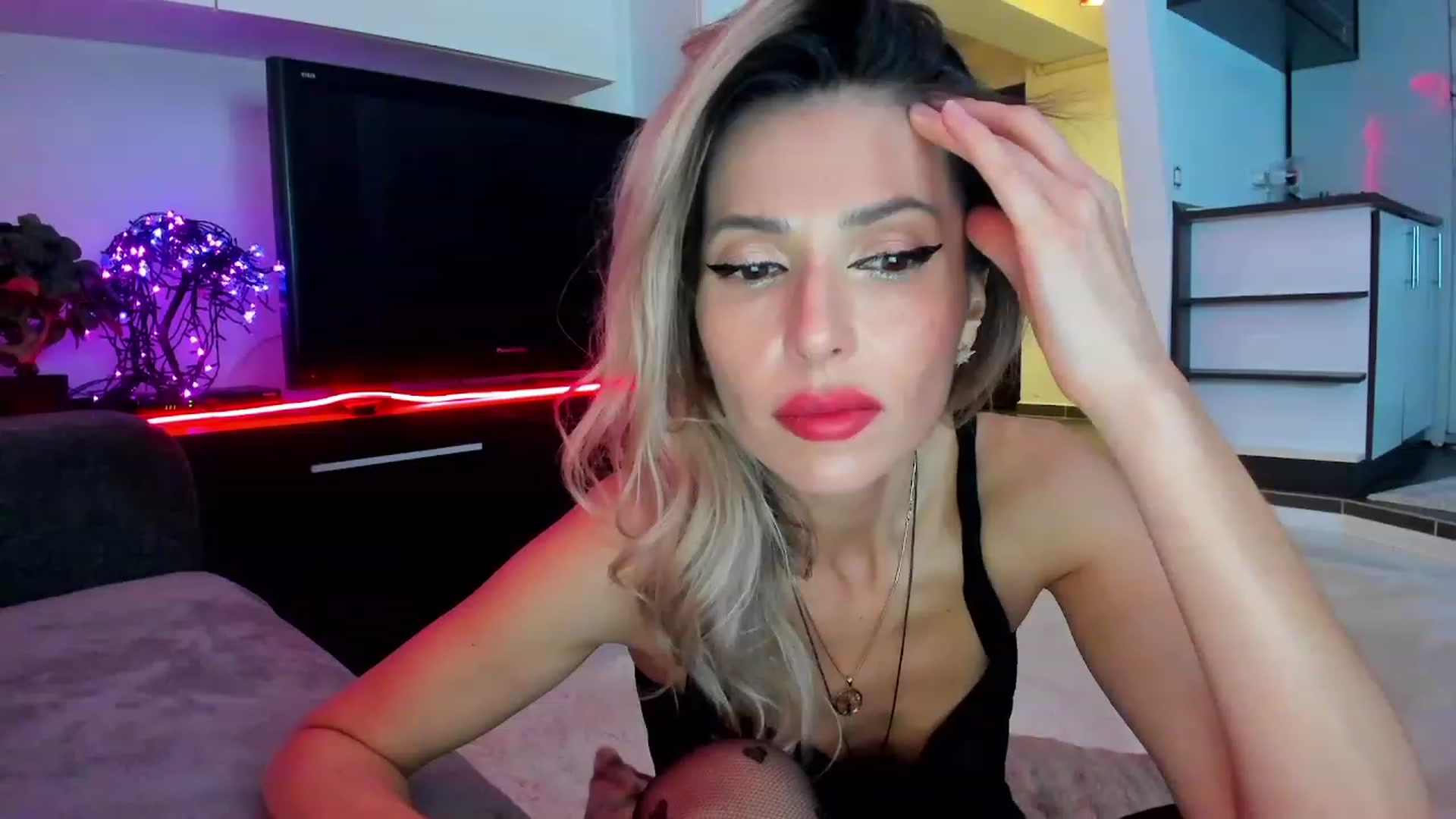 Gallery image thumbnail from SmileyTinaa's myfreecams stream on, 03/01/2024, 22:43 image 15 of 20