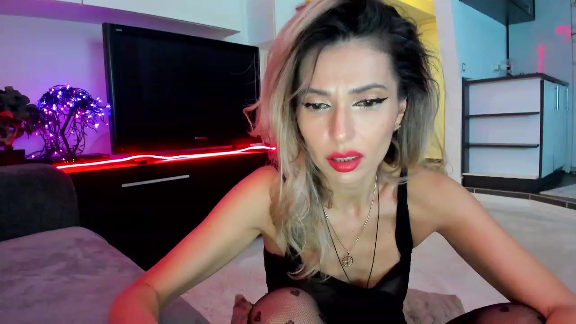 Gallery image thumbnail from SmileyTinaa's myfreecams stream on, 03/01/2024, 22:43 image 10 of 20
