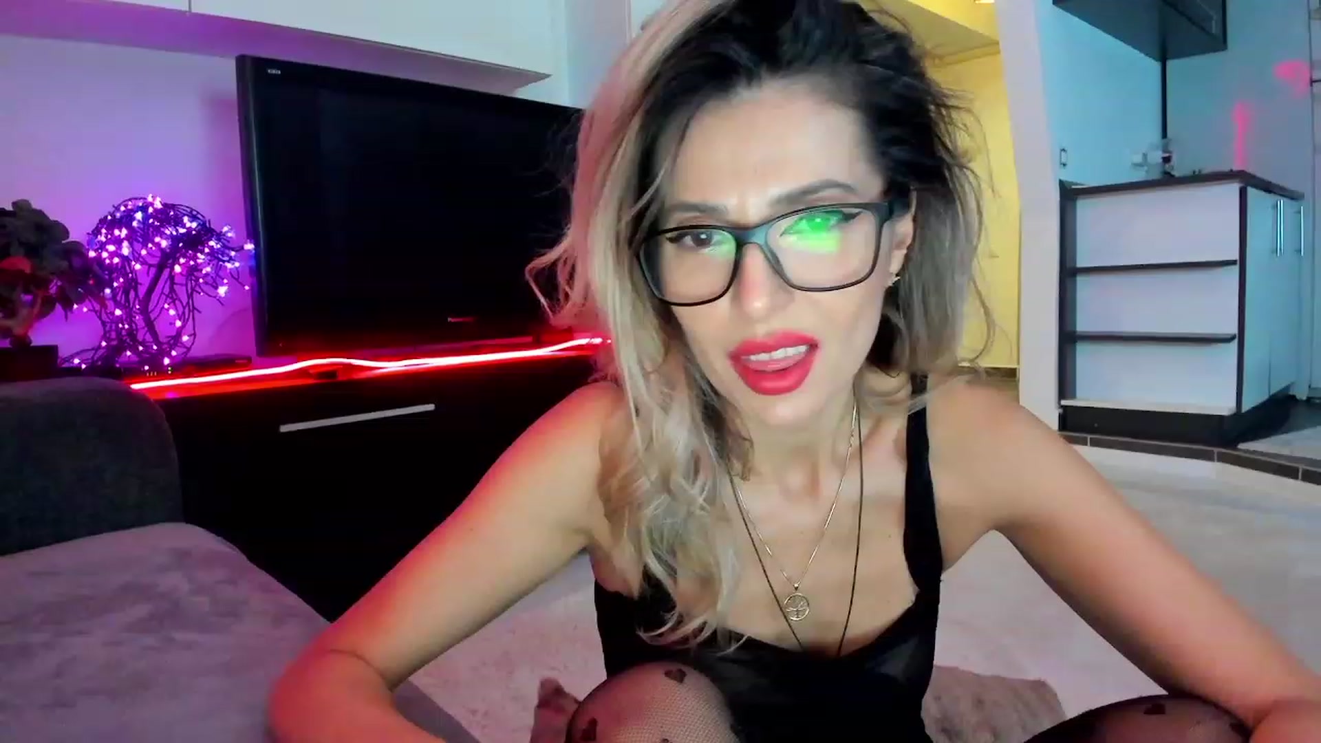 Gallery image thumbnail from SmileyTinaa's myfreecams stream on, 03/01/2024, 22:43 image 9 of 20