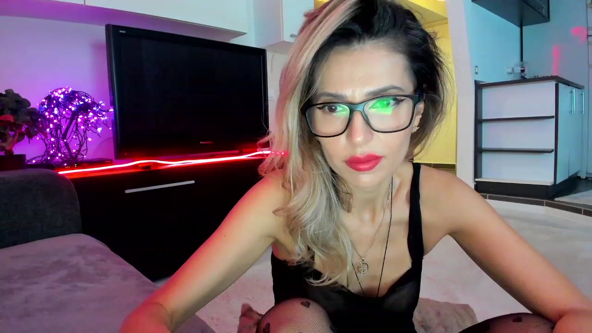 Gallery image thumbnail from SmileyTinaa's myfreecams stream on, 03/01/2024, 22:43 image 13 of 20