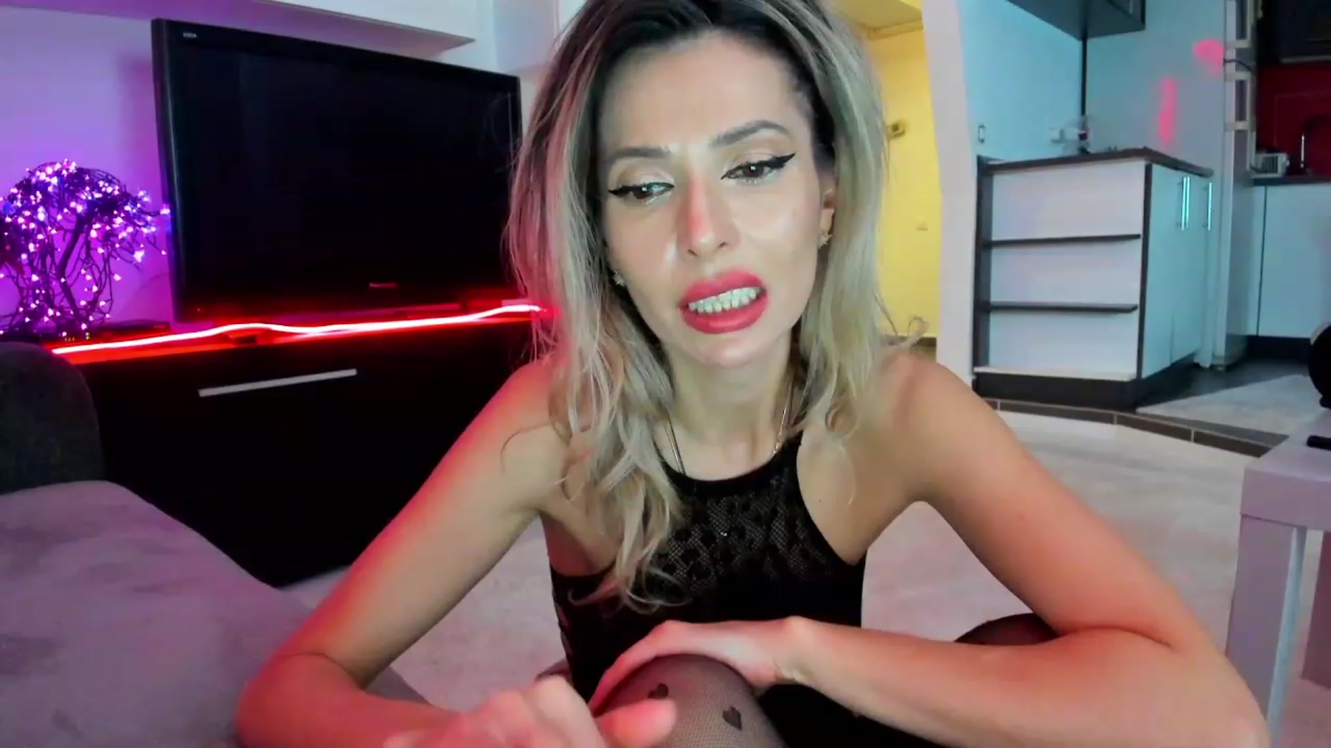 Gallery image thumbnail from SmileyTinaa's myfreecams stream on, 03/02/2024, 01:13 image 16 of 20