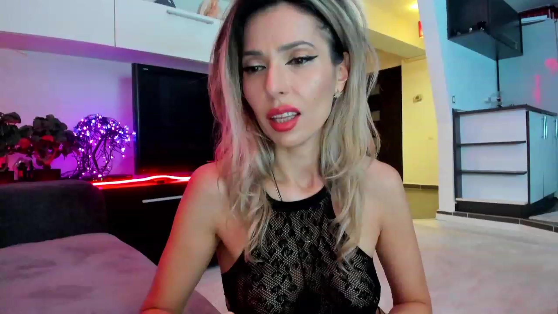 Gallery image thumbnail from SmileyTinaa's myfreecams stream on, 03/02/2024, 01:13 image 19 of 20