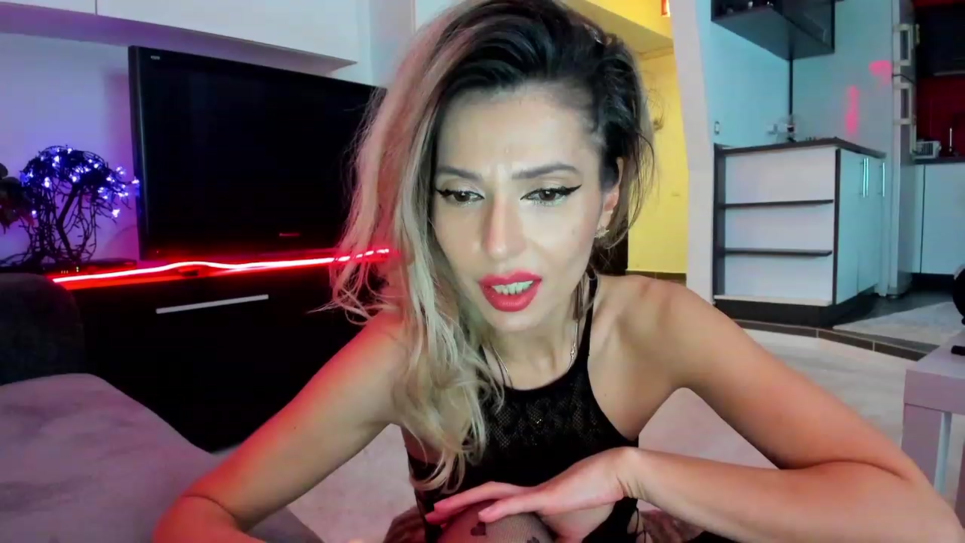 Gallery image thumbnail from SmileyTinaa's myfreecams stream on, 03/02/2024, 01:13 image 14 of 20
