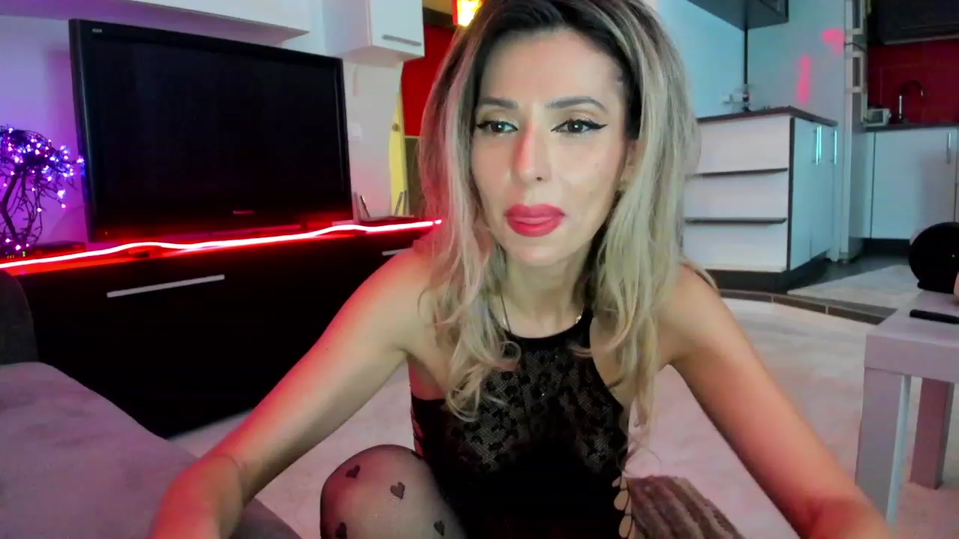 Gallery image thumbnail from SmileyTinaa's myfreecams stream on, 03/02/2024, 01:13 image 17 of 20