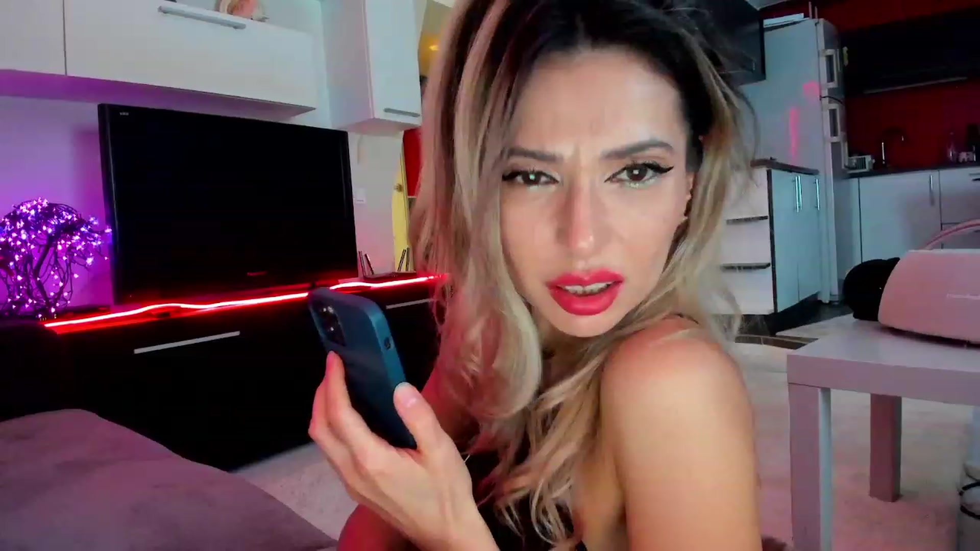 Gallery image thumbnail from SmileyTinaa's myfreecams stream on, 03/02/2024, 02:43 image 7 of 20