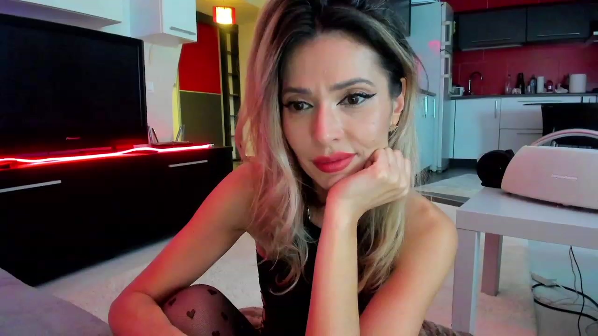 Gallery image thumbnail from SmileyTinaa's myfreecams stream on, 03/02/2024, 02:43 image 3 of 20