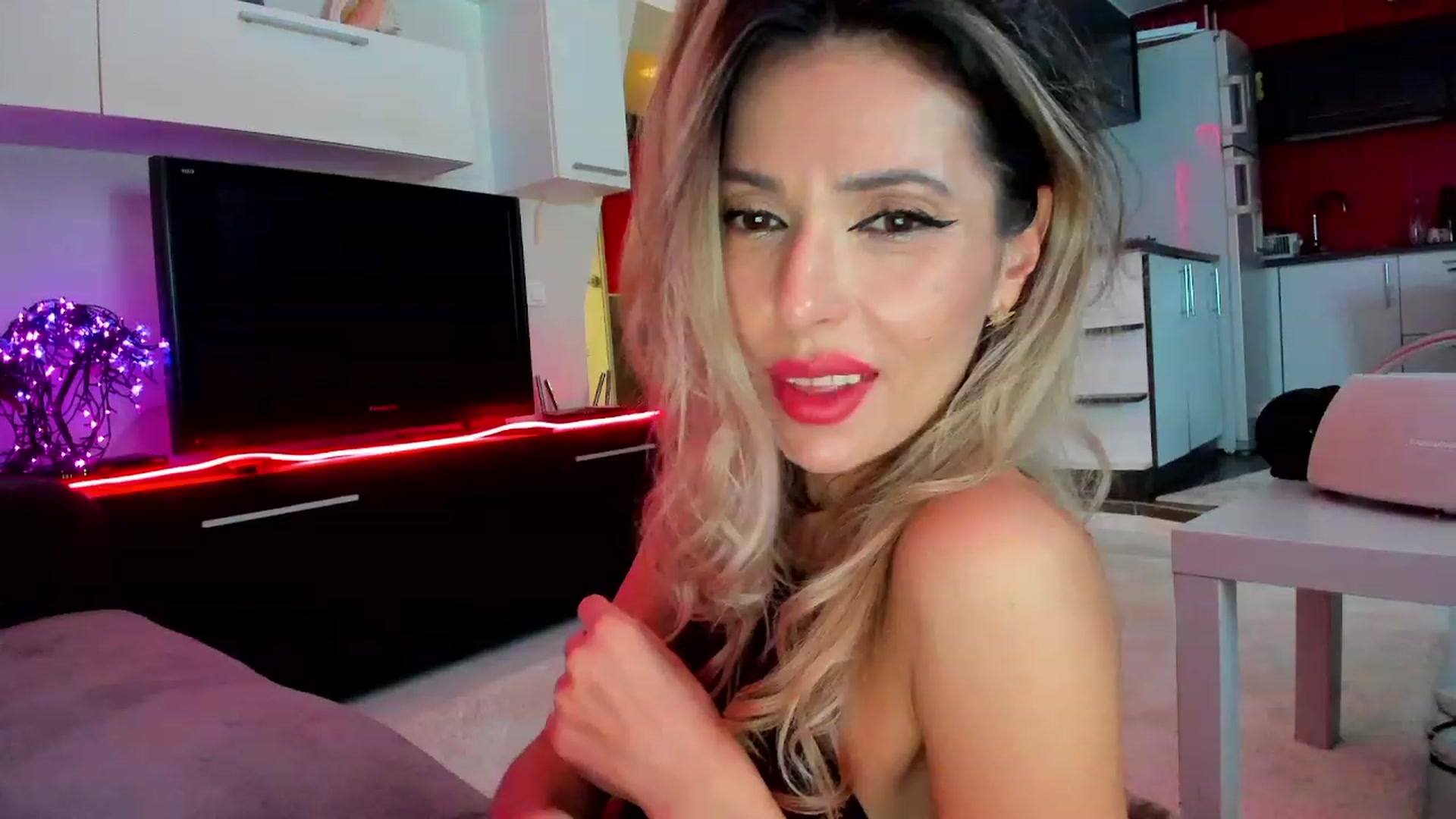 Gallery image thumbnail from SmileyTinaa's myfreecams stream on, 03/02/2024, 02:43 image 6 of 20