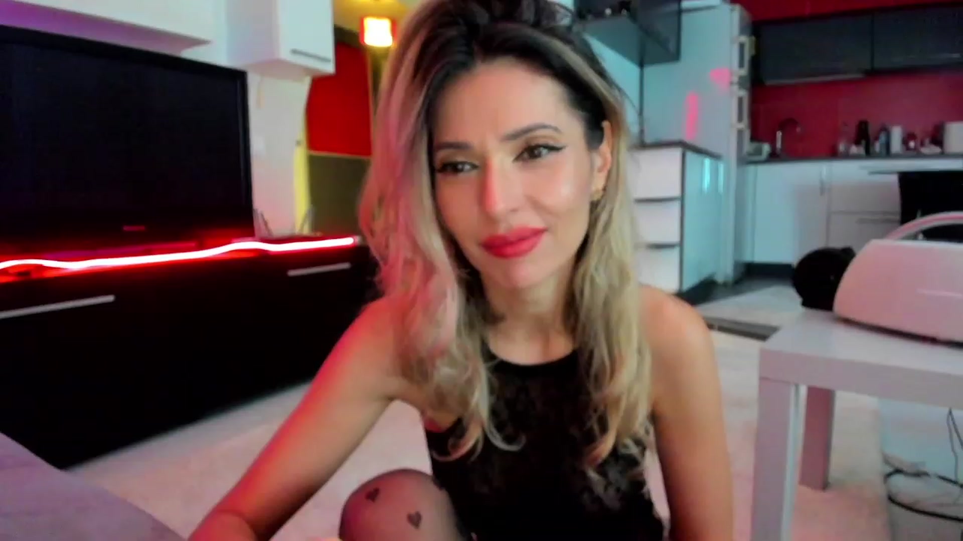 Gallery image thumbnail from SmileyTinaa's myfreecams stream on, 03/02/2024, 02:43 image 2 of 20