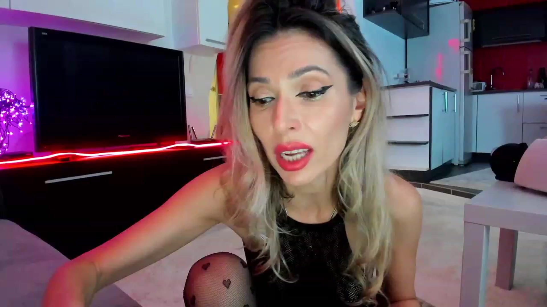 Gallery image thumbnail from SmileyTinaa's myfreecams stream on, 03/02/2024, 02:43 image 13 of 20