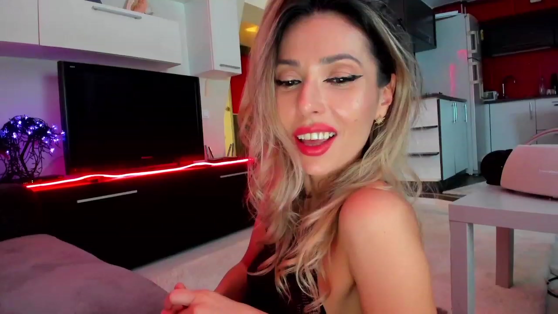 Gallery image thumbnail from SmileyTinaa's myfreecams stream on, 03/02/2024, 02:43 image 8 of 20