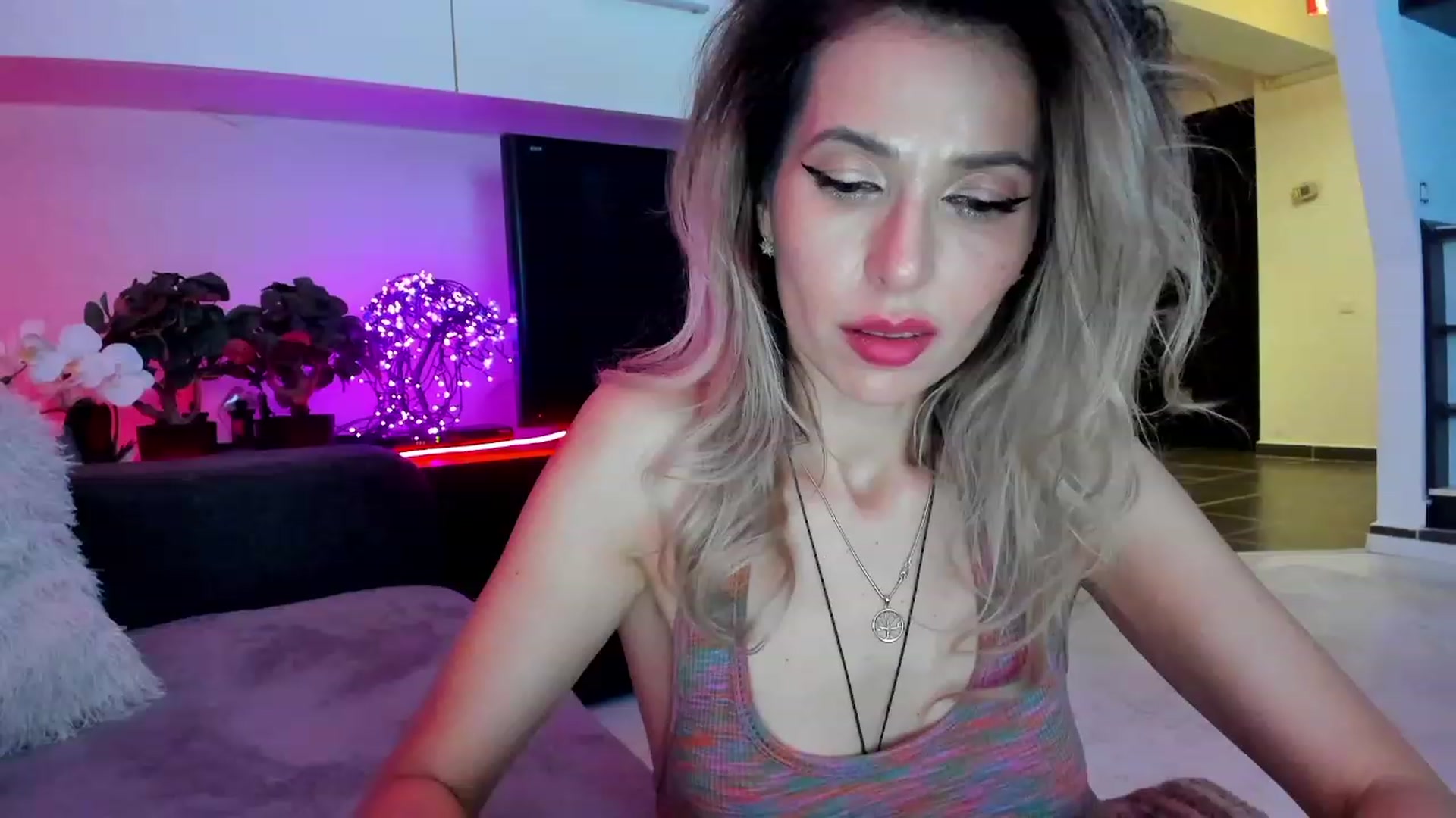 Gallery image thumbnail from SmileyTinaa's myfreecams stream on, 03/02/2024, 05:38 image 10 of 20