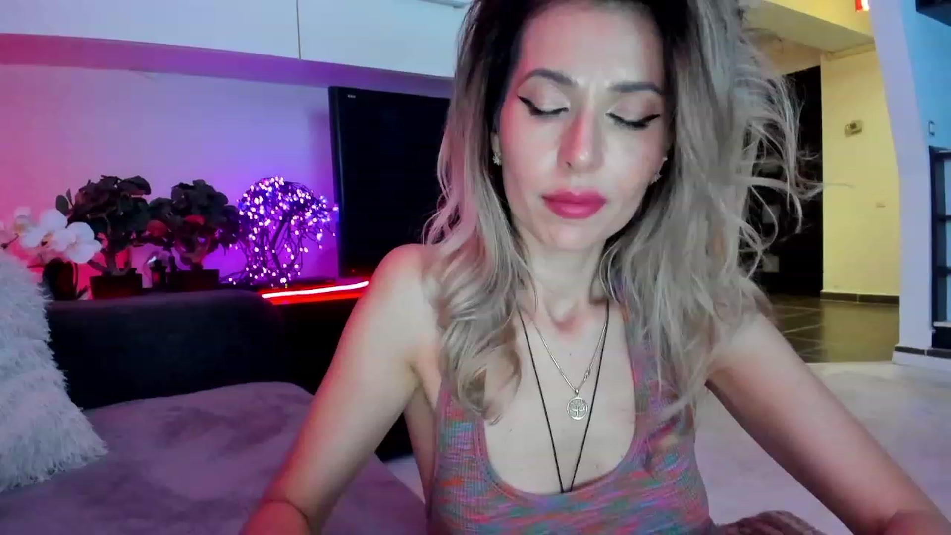 Gallery image thumbnail from SmileyTinaa's myfreecams stream on, 03/02/2024, 05:38 image 9 of 20