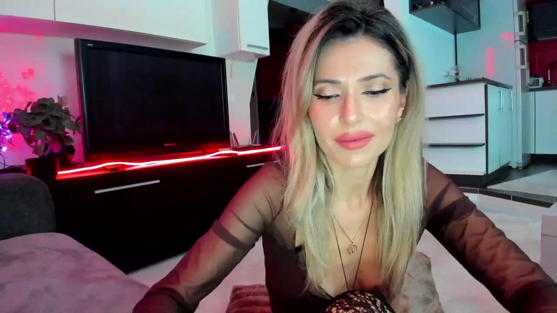 Gallery image thumbnail from SmileyTinaa's myfreecams stream on, 03/04/2024, 22:53 image 2 of 20