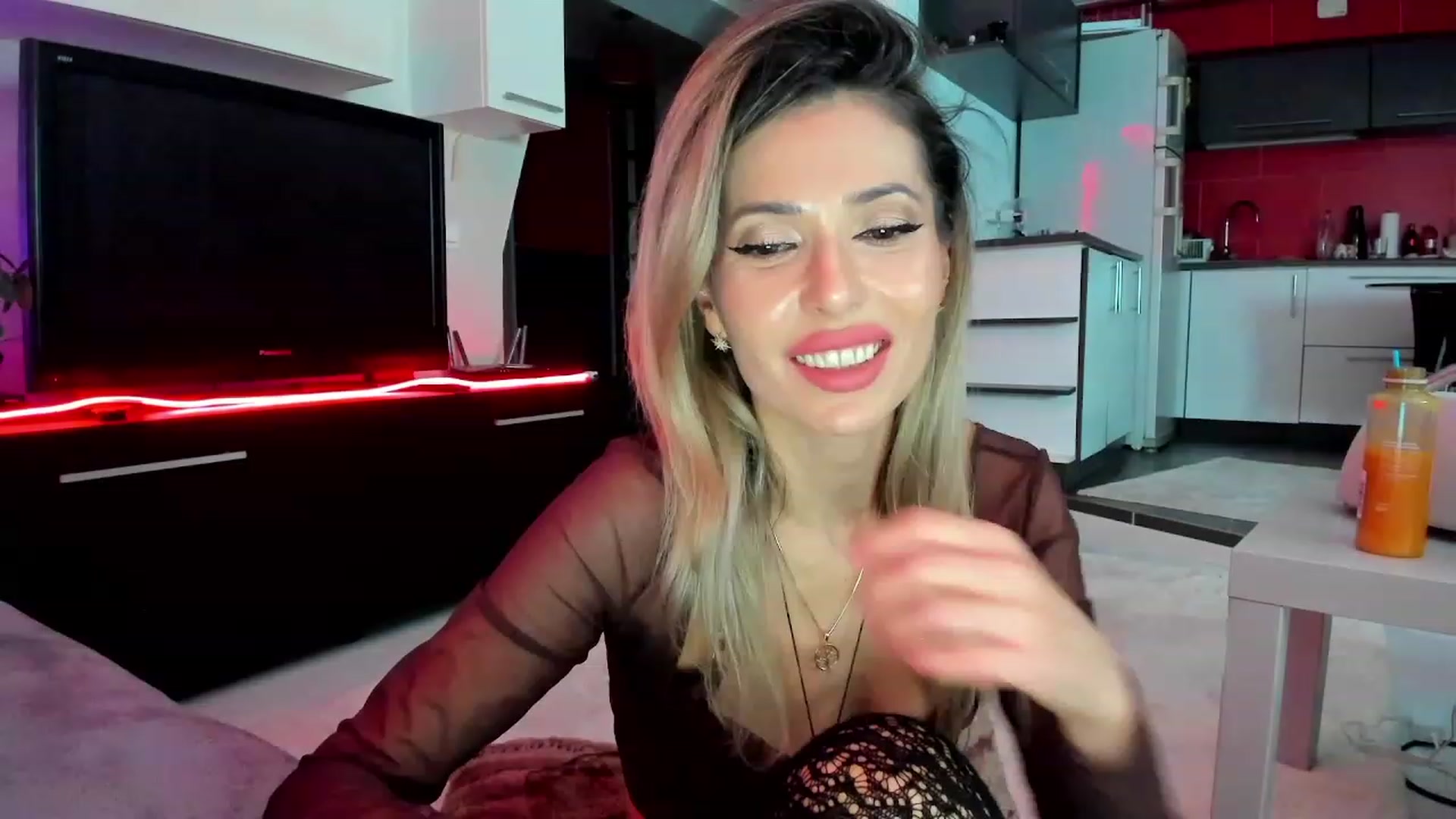 Gallery image thumbnail from SmileyTinaa's myfreecams stream on, 03/04/2024, 23:48 image 17 of 20