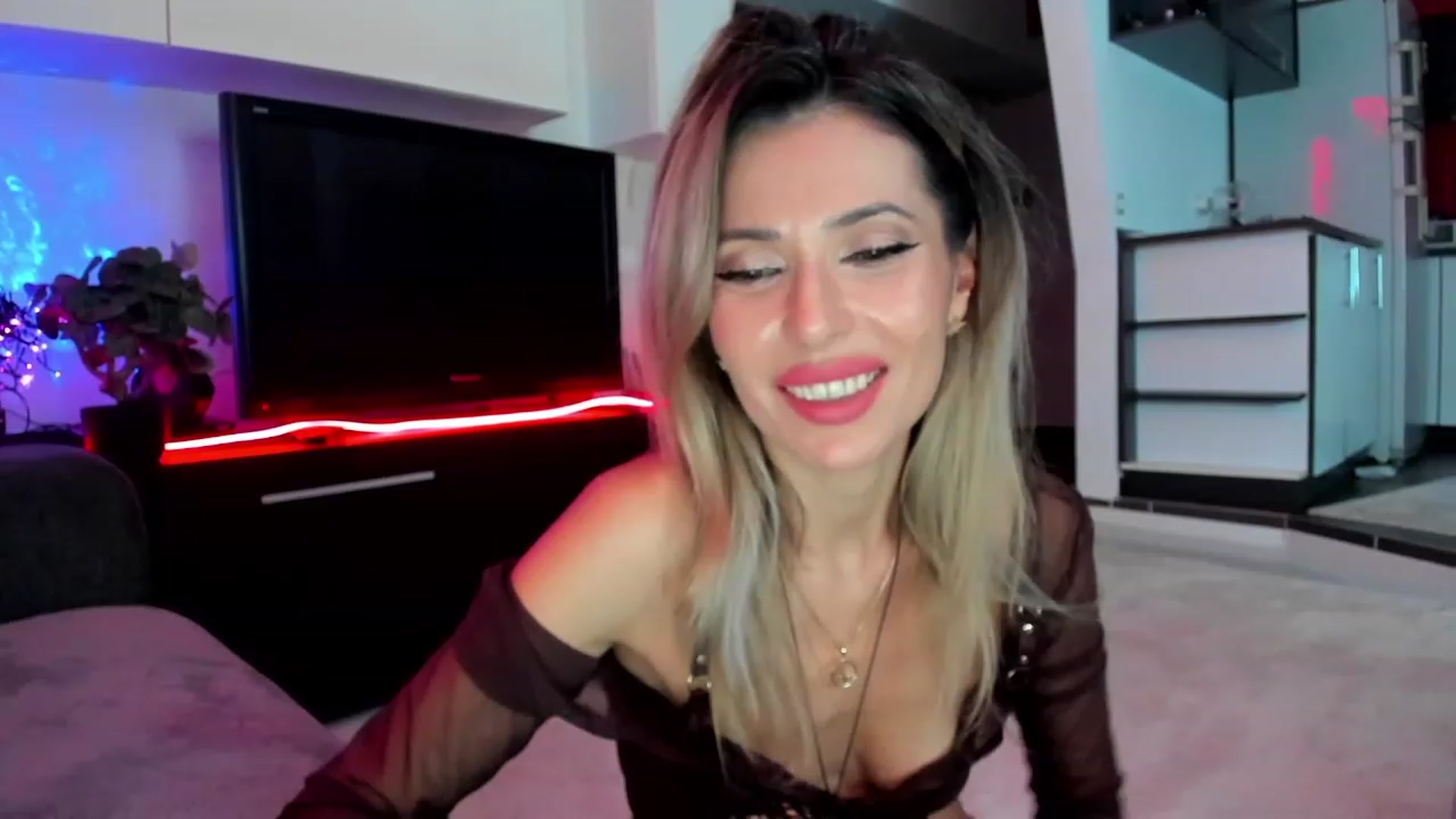 Gallery image thumbnail from SmileyTinaa's myfreecams stream on, 03/05/2024, 01:03 image 7 of 20