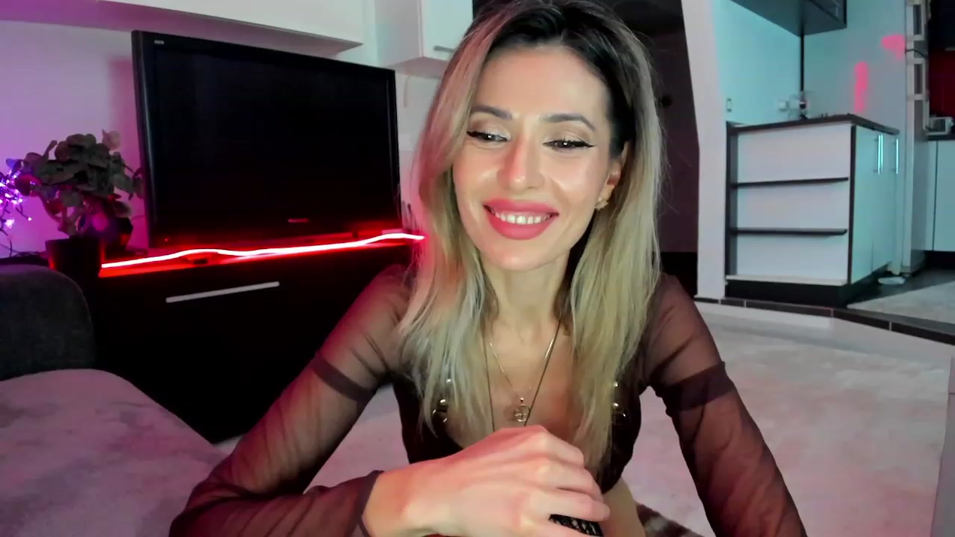 Gallery image thumbnail from SmileyTinaa's myfreecams stream on, 03/05/2024, 01:03 image 17 of 20