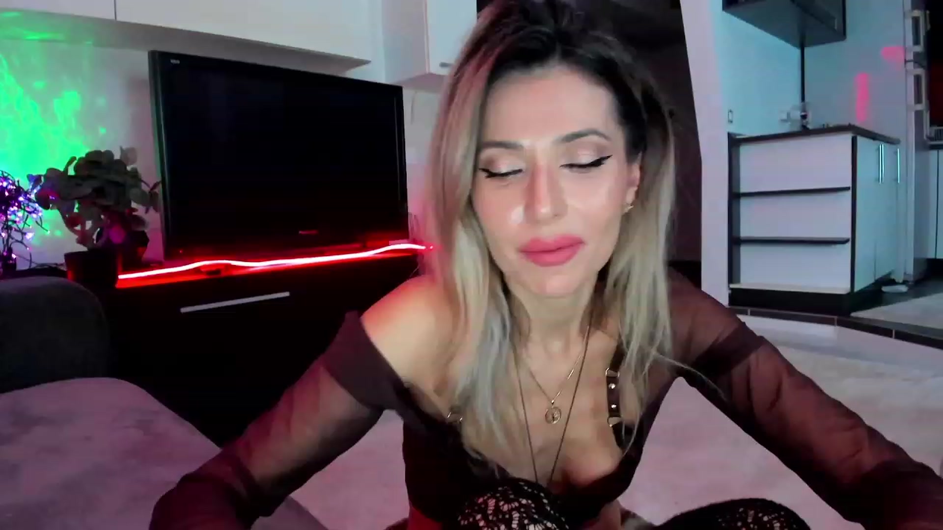 Gallery image thumbnail from SmileyTinaa's myfreecams stream on, 03/05/2024, 01:03 image 4 of 20
