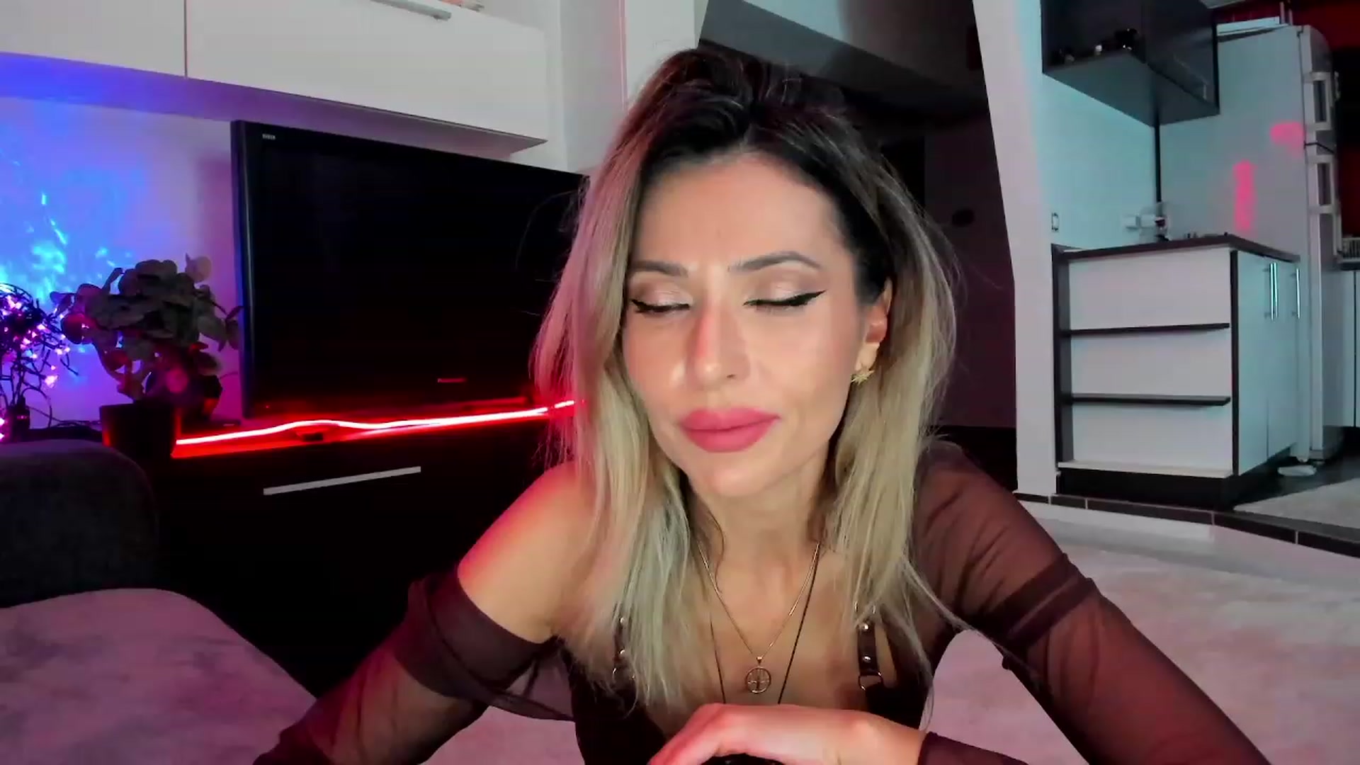 Gallery image thumbnail from SmileyTinaa's myfreecams stream on, 03/05/2024, 01:03 image 3 of 20