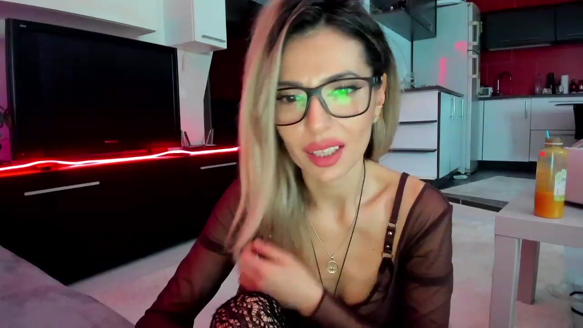 Gallery image thumbnail from SmileyTinaa's myfreecams stream on, 03/05/2024, 03:28 image 11 of 20