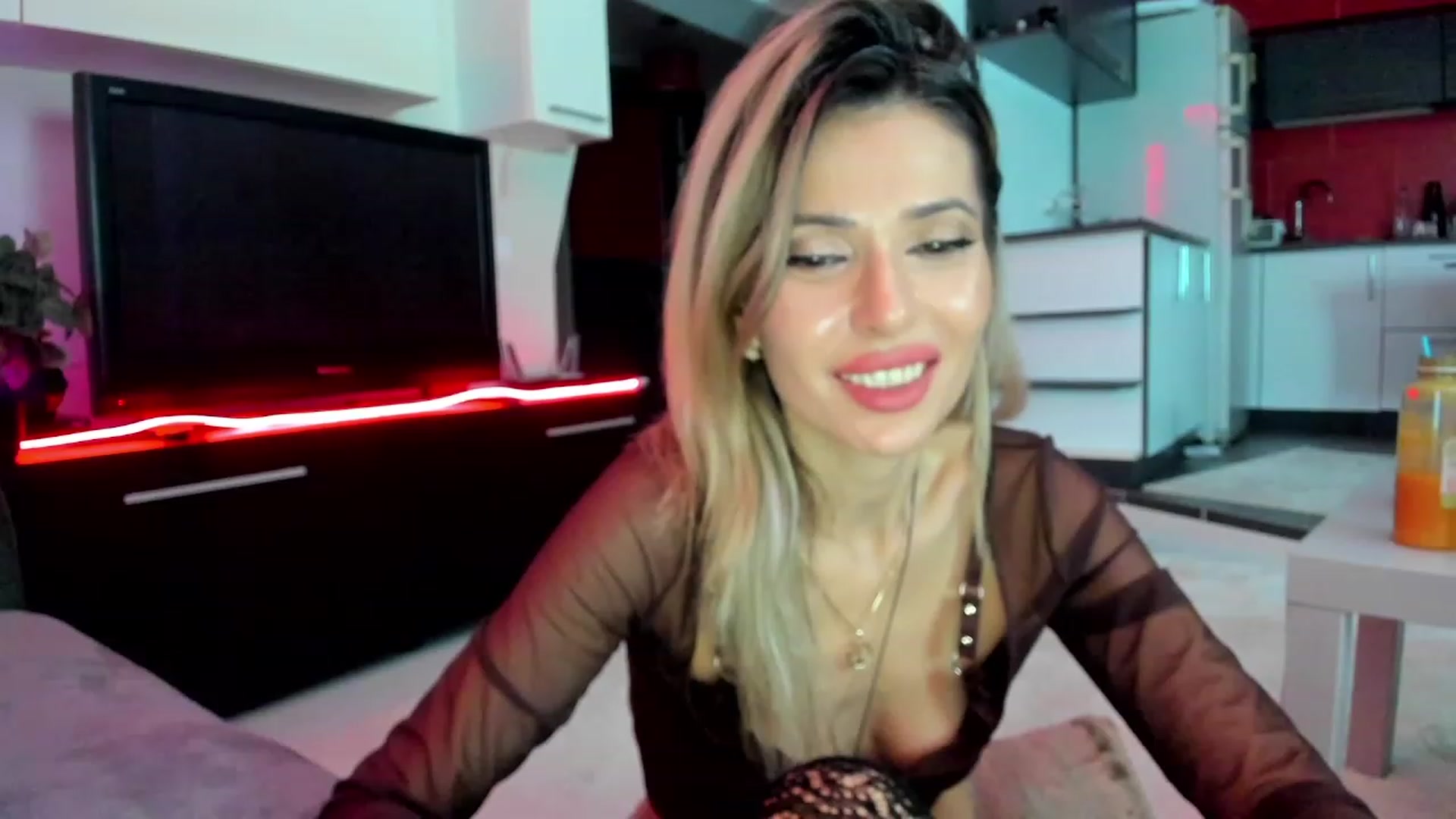 Gallery image thumbnail from SmileyTinaa's myfreecams stream on, 03/05/2024, 03:28 image 1 of 20