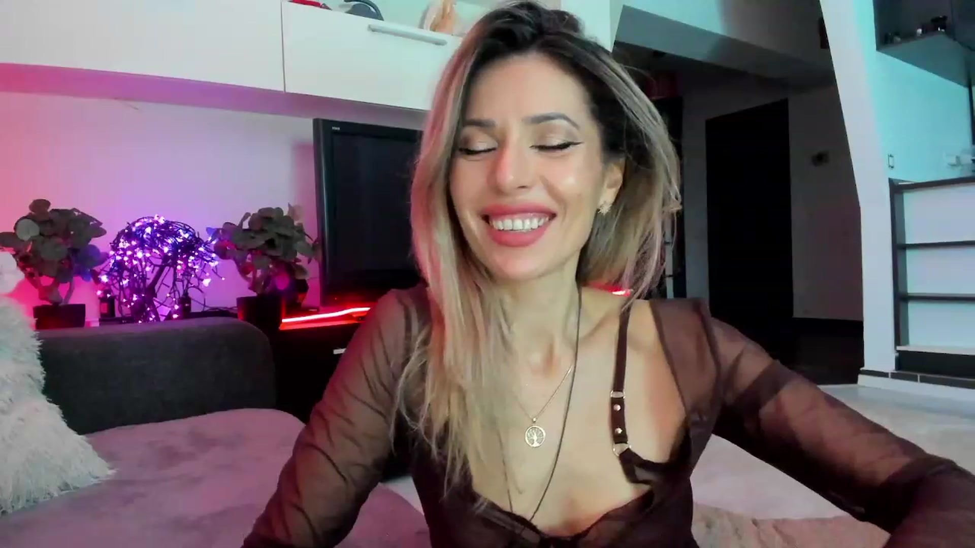 Gallery image thumbnail from SmileyTinaa's myfreecams stream on, 03/05/2024, 03:28 image 16 of 20