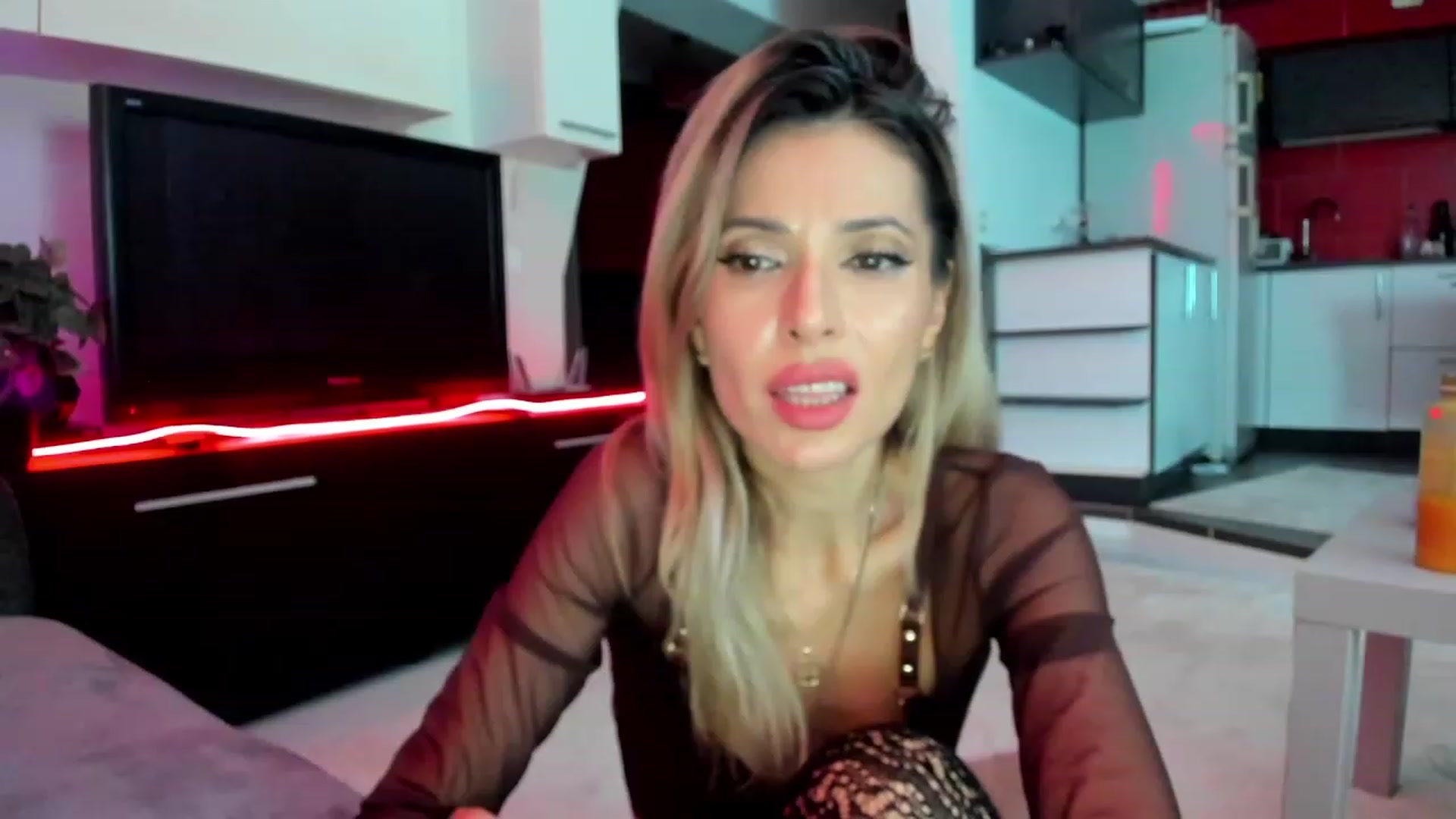 Gallery image thumbnail from SmileyTinaa's myfreecams stream on, 03/05/2024, 03:28 image 2 of 20