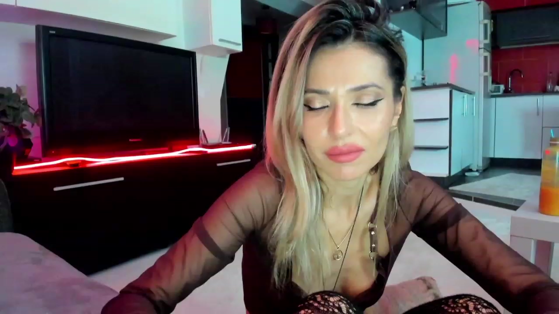 Gallery image thumbnail from SmileyTinaa's myfreecams stream on, 03/05/2024, 03:28 image 3 of 20