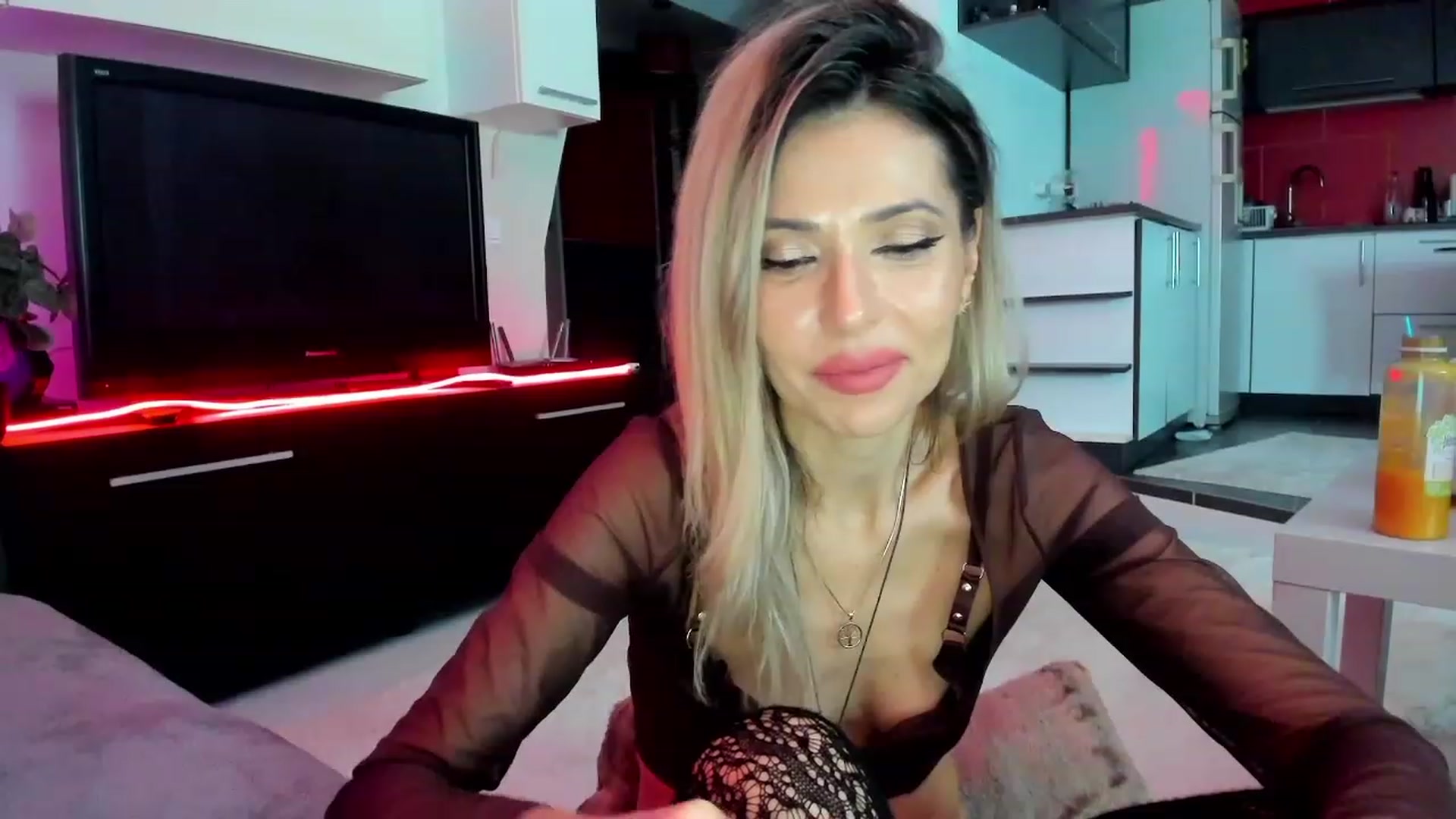 Gallery image thumbnail from SmileyTinaa's myfreecams stream on, 03/05/2024, 03:28 image 10 of 20
