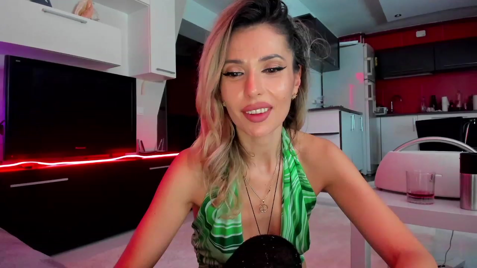 Gallery image thumbnail from SmileyTinaa's myfreecams stream on, 03/06/2024, 01:05 image 19 of 20