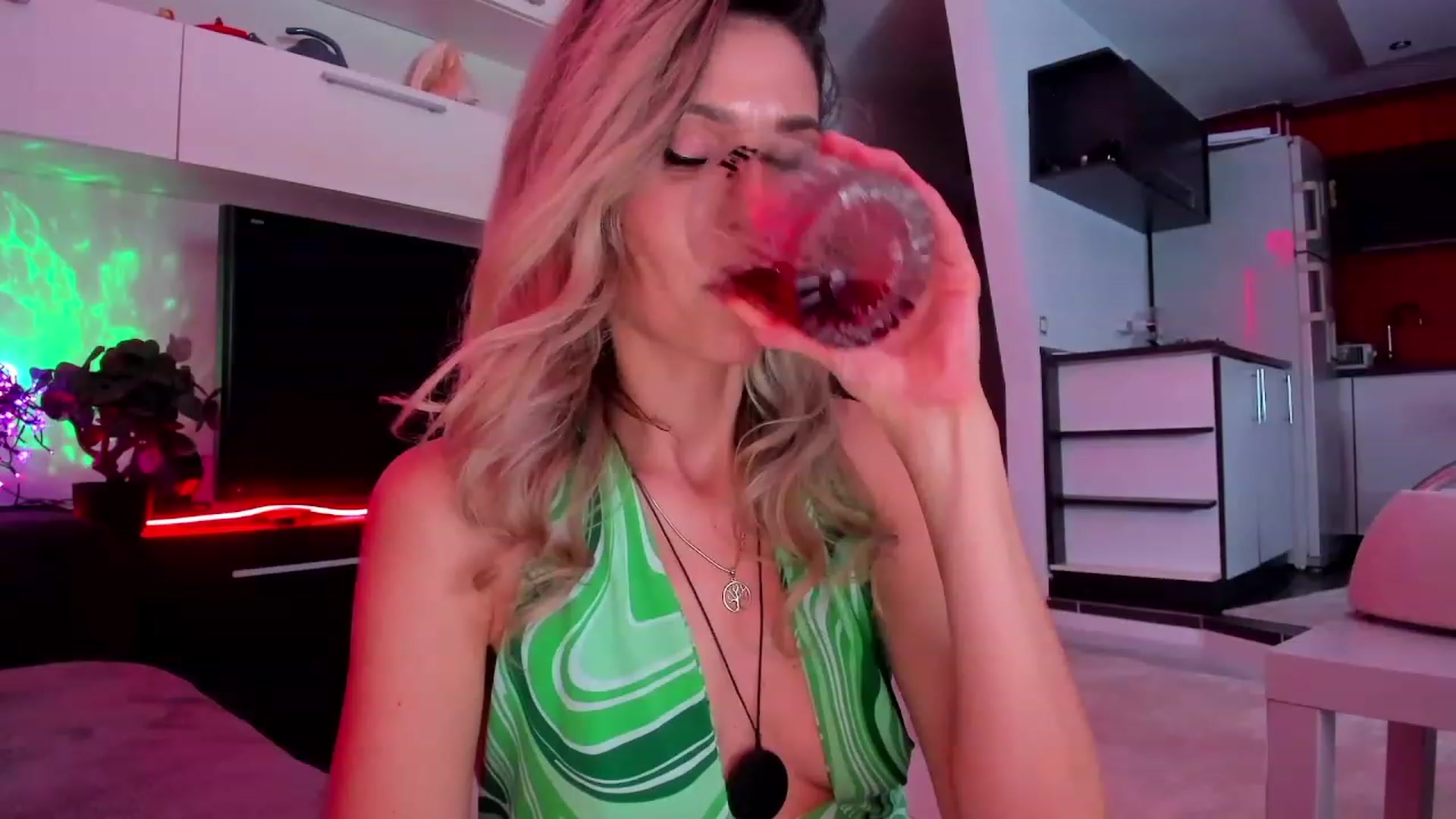 Gallery image thumbnail from SmileyTinaa's myfreecams stream on, 03/06/2024, 01:02 image 3 of 20