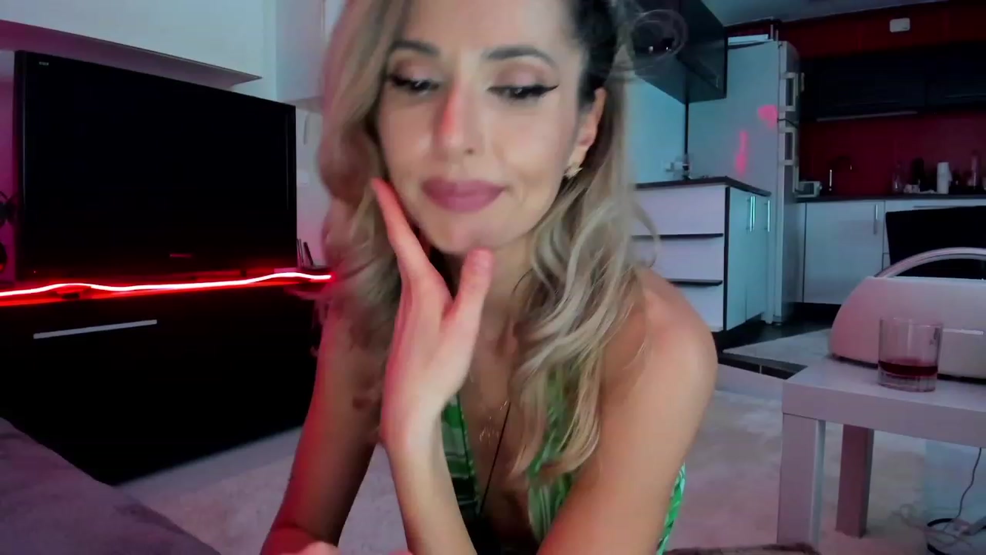 Gallery image thumbnail from SmileyTinaa's myfreecams stream on, 03/06/2024, 01:02 image 2 of 20