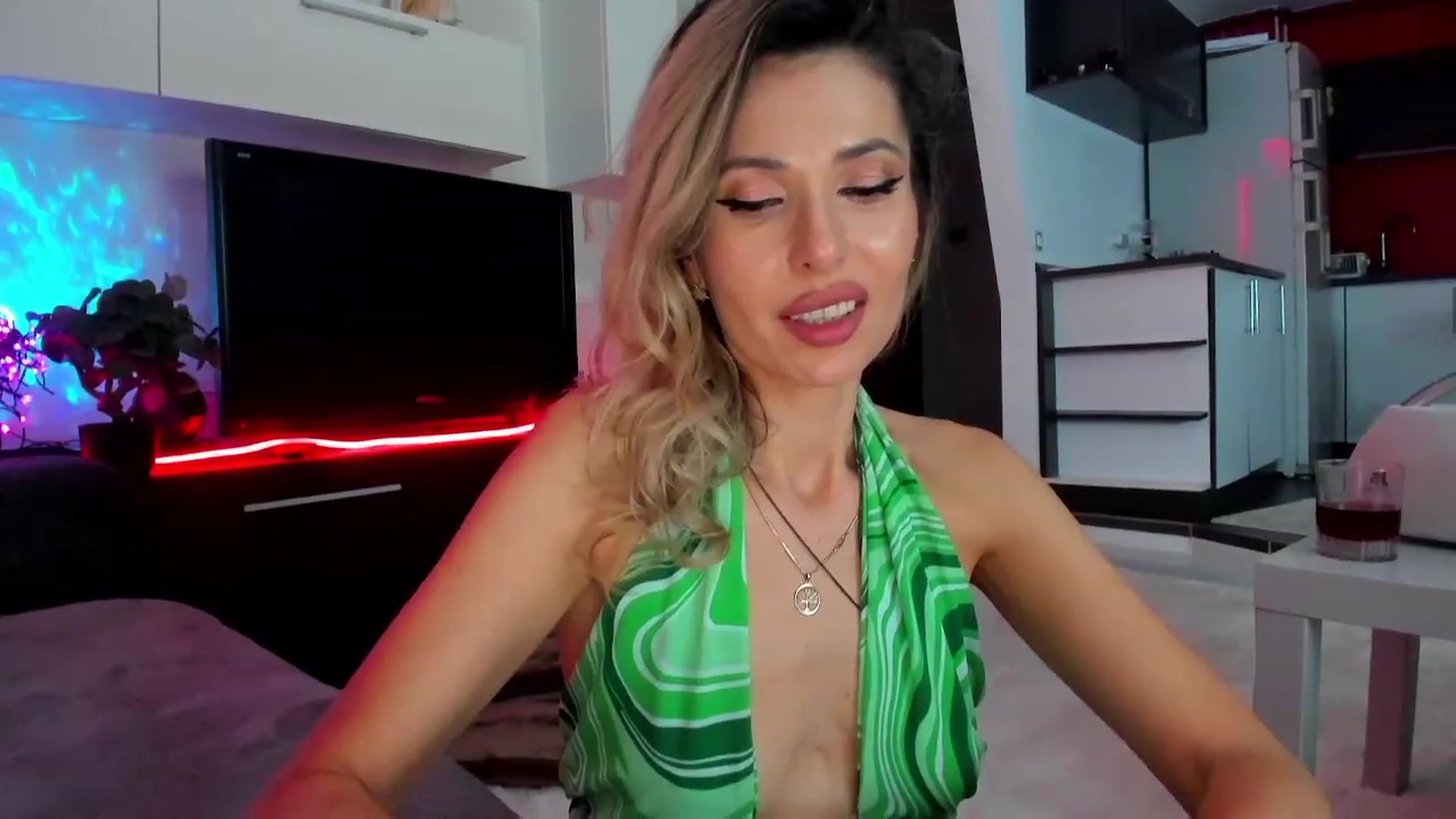 Gallery image thumbnail from SmileyTinaa's myfreecams stream on, 03/06/2024, 01:02 image 18 of 20