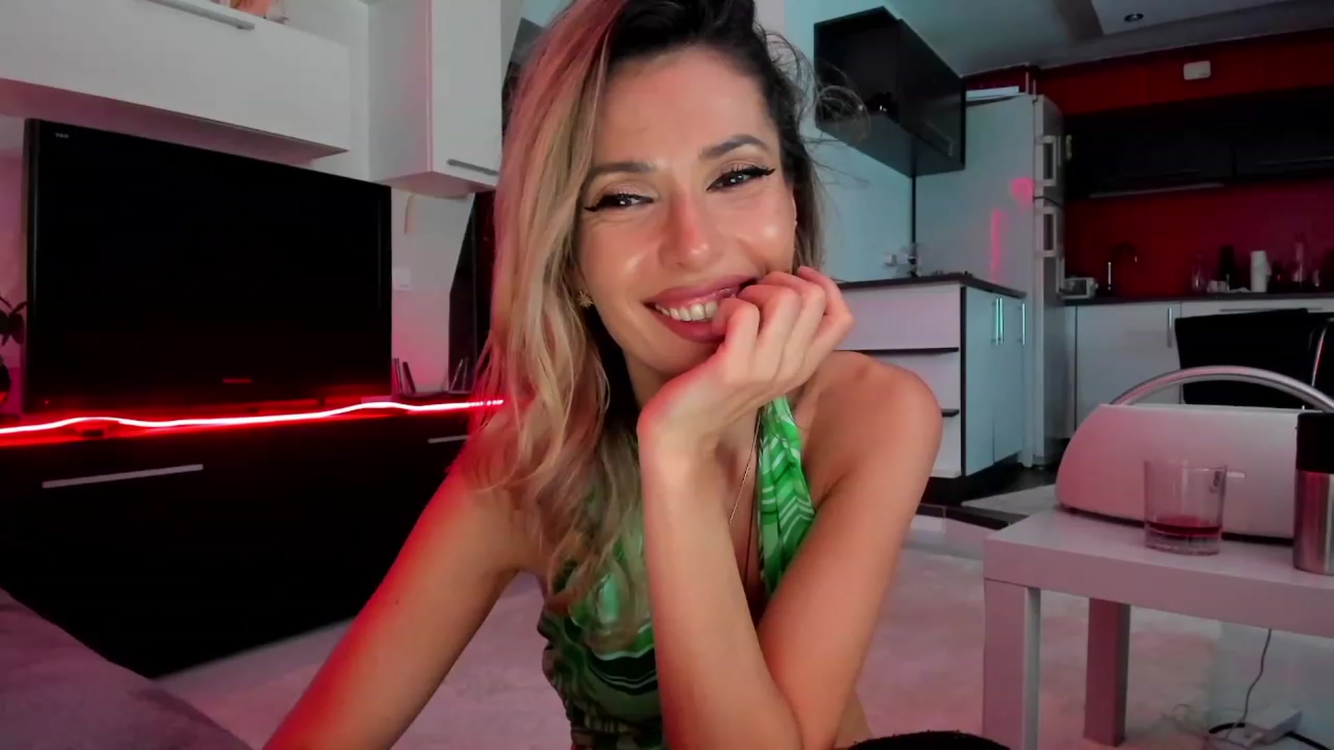Gallery image thumbnail from SmileyTinaa's myfreecams stream on, 03/06/2024, 01:02 image 10 of 20
