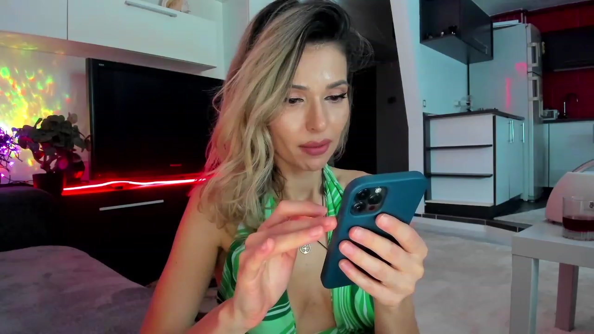 Gallery image thumbnail from SmileyTinaa's myfreecams stream on, 03/06/2024, 01:02 image 19 of 20