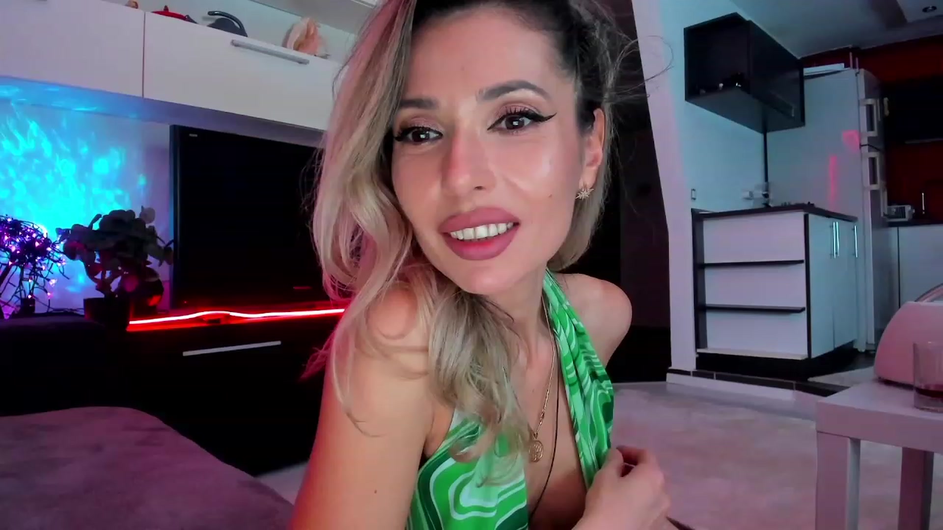 Gallery image thumbnail from SmileyTinaa's myfreecams stream on, 03/06/2024, 01:02 image 4 of 20