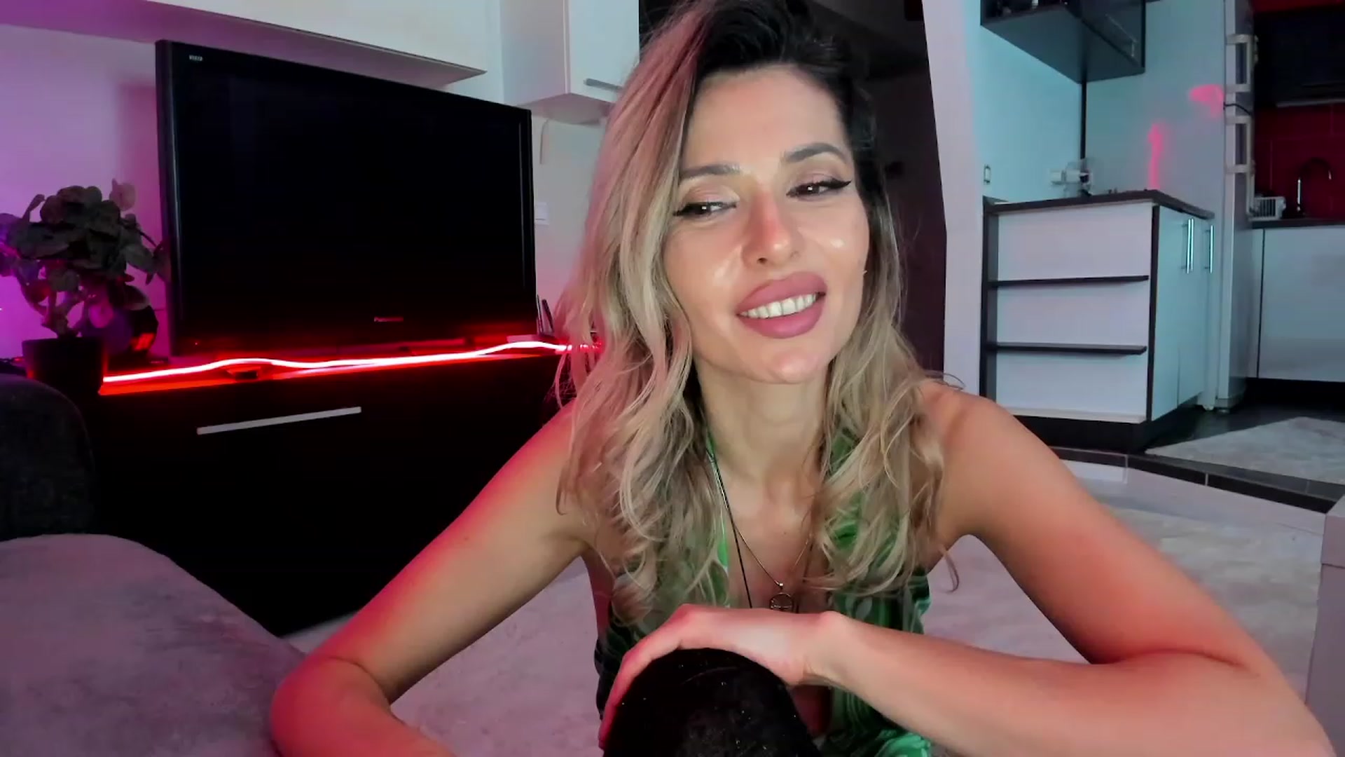Gallery image thumbnail from SmileyTinaa's myfreecams stream on, 03/06/2024, 06:21 image 5 of 20